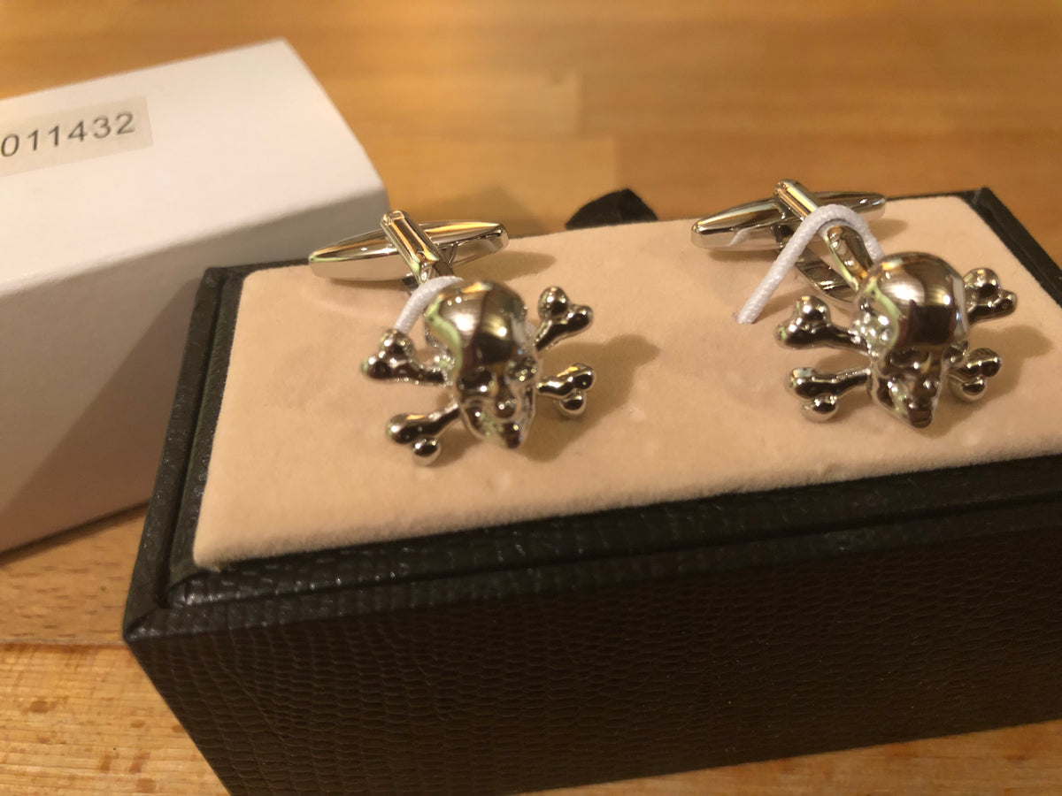 Cufflink Pair in Box Skull and Crossbones
