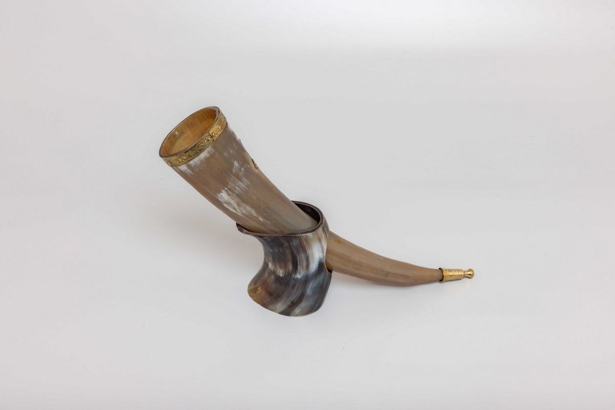 Thor Horn with Natural Horn Table Stand
