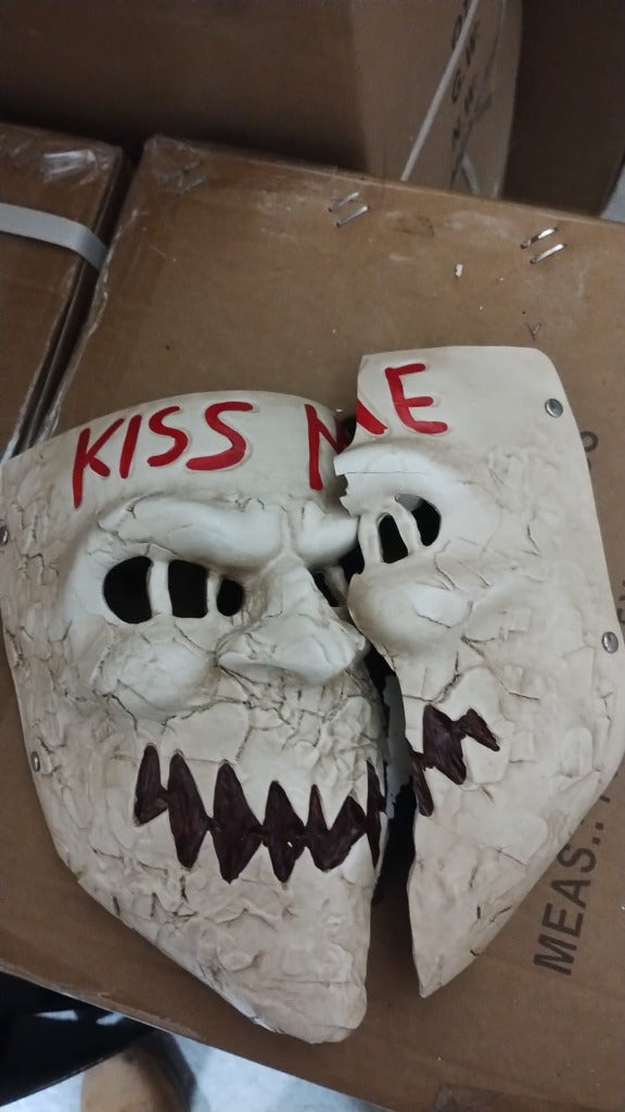 Resin 'Kiss Me' Mask - Reduced item - №29