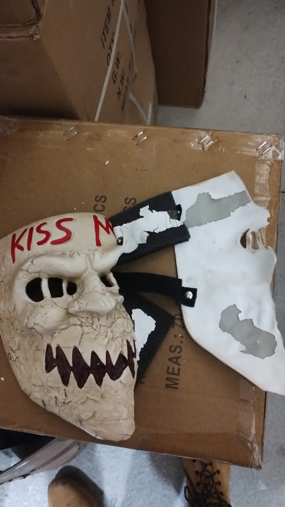 Resin 'Kiss Me' Mask - Reduced item - №29