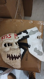 Resin 'Kiss Me' Mask - Reduced item - №29